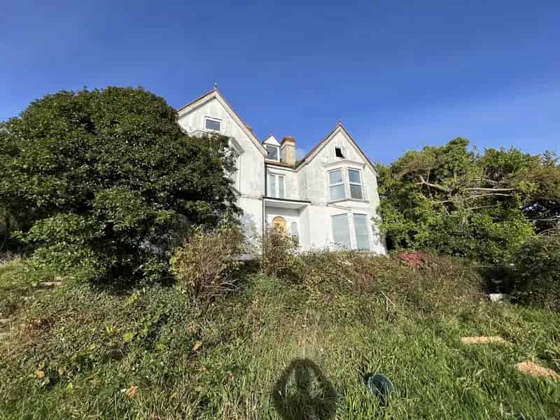 6 Bedroom Detached House for Sale