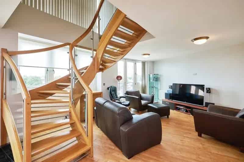 Luxury 2-Bedroom Duplex Apartment with Parking