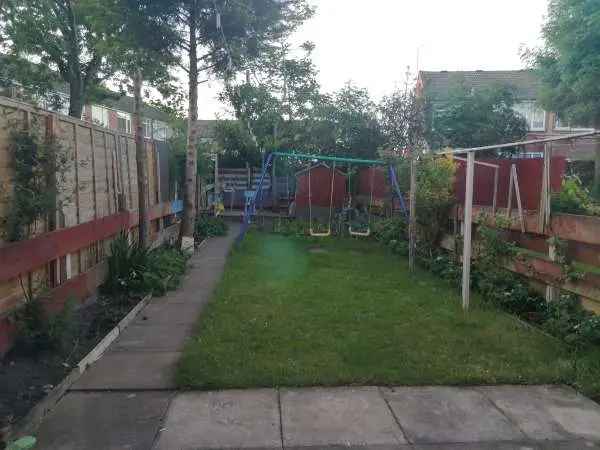 Terrace House with Garden and Parking