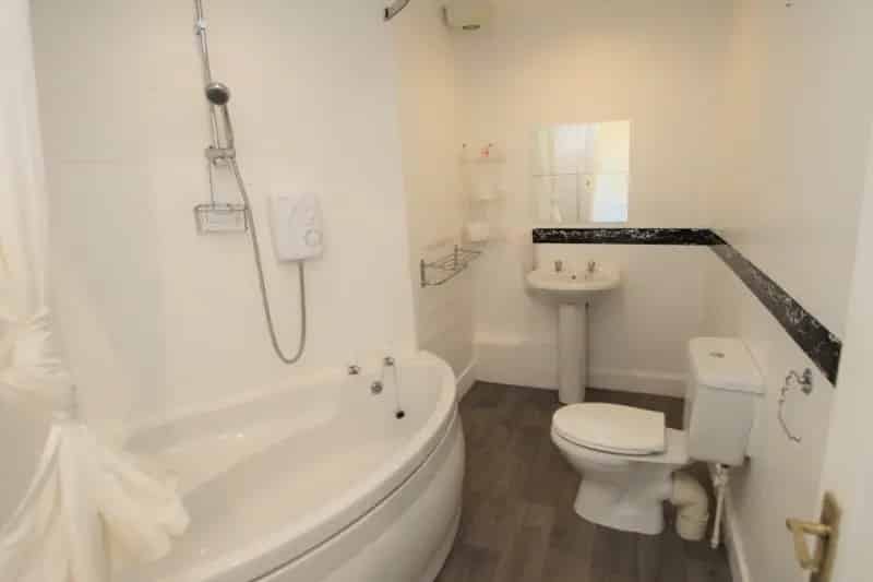 Modern One Bedroom Flat Next to Shotts Train Station