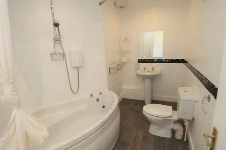 Modern One Bedroom Flat Next to Shotts Train Station