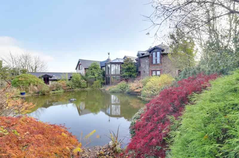 6 Bed Detached House with Annexe and Extensive Gardens