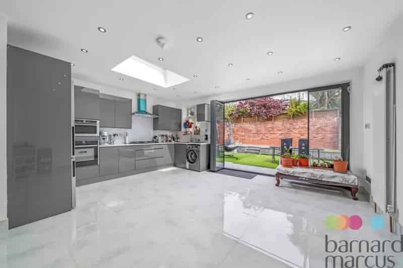 4 Bedroom Family Home Open Plan Living Modern Bathrooms