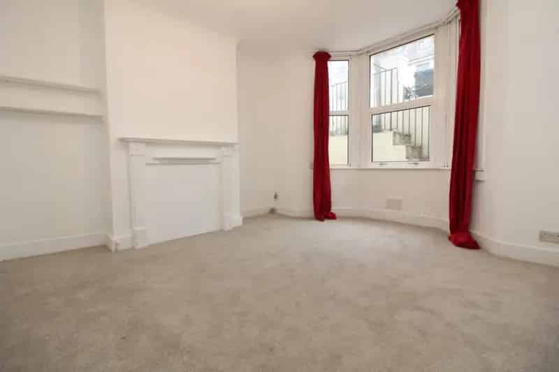 1 Bedroom Flat Near Preston Circus Train Station