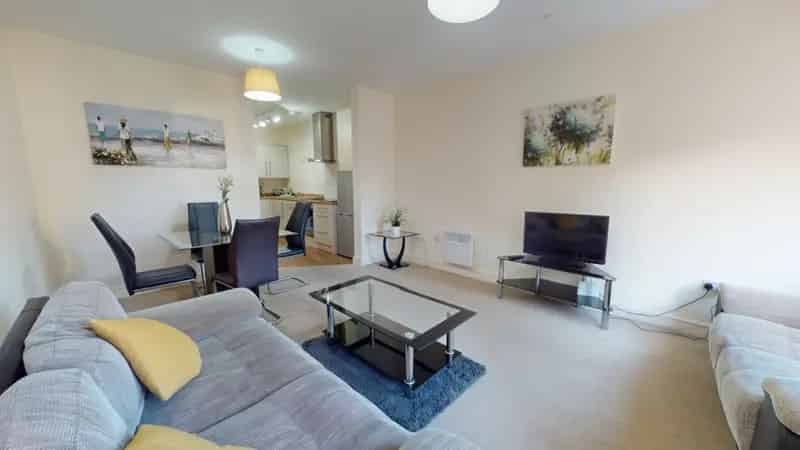 2 Bedroom Duplex Apartment Cheltenham Balcony Secure Parking