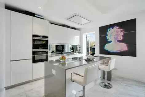 3 Bedroom Flat 503 m² London Queen's Gate