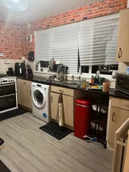 2 Bed Flat Near Shops Caldmore Palfrey