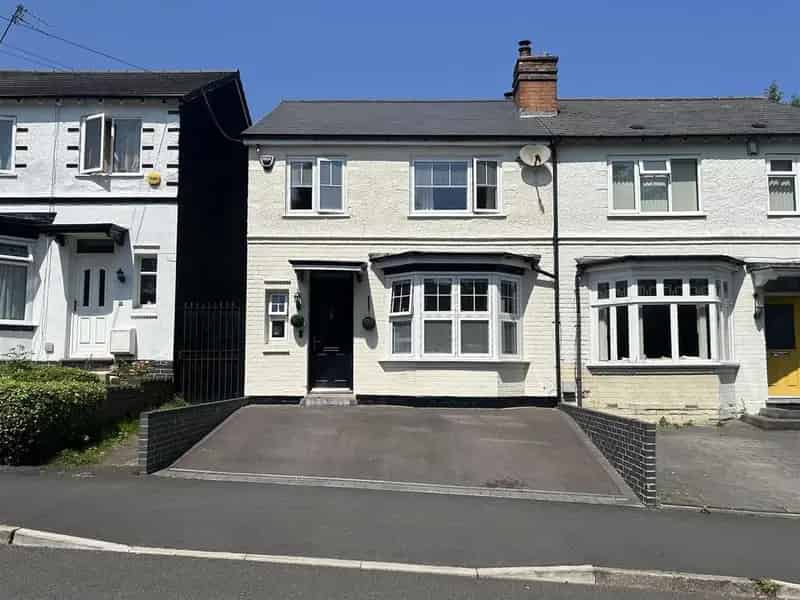 3 Bedroom Semi-Detached House for Sale in Lightwoods Hill Smethwick
