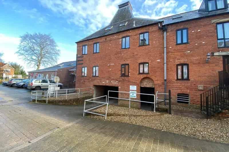 Studio Apartment near Dereham Town Centre Available September