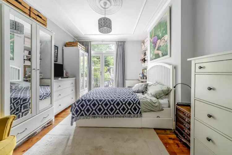 Stunning One Bedroom Flat with Garden Studio