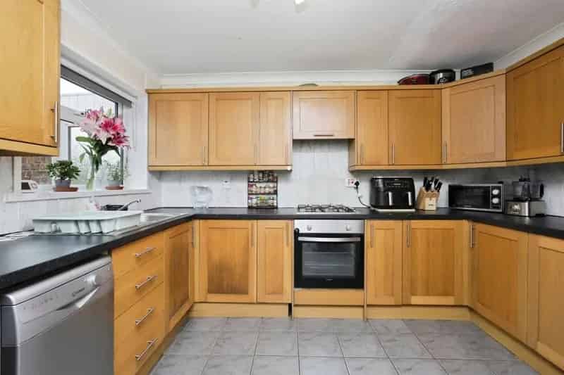4-Bedroom End Terrace House with Fantastic Views