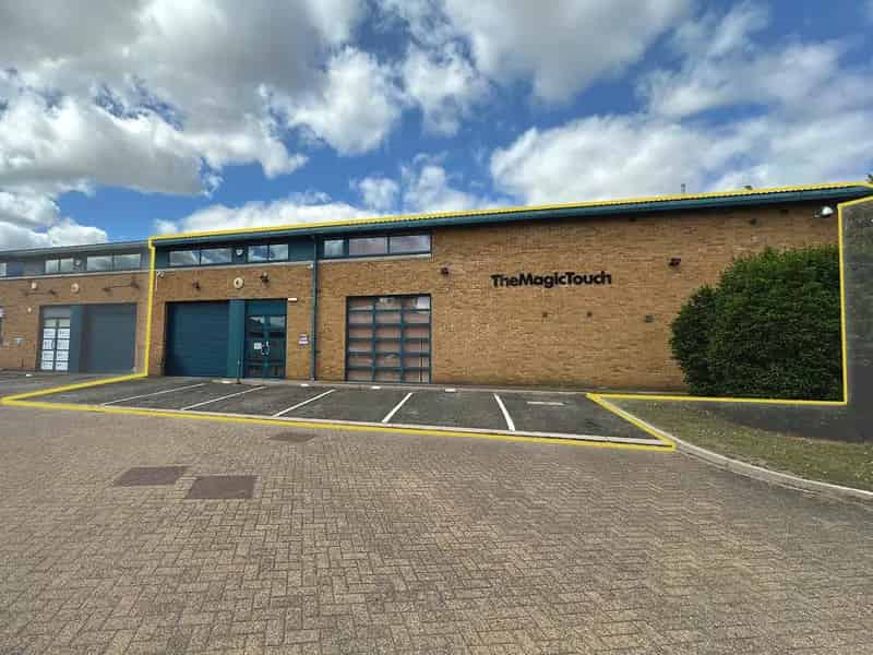 Modern Business Unit for Sale in Dunstable