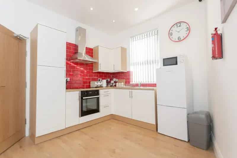 Spacious 2-Bedroom House Near Harehills Road