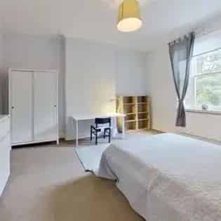 100m² Furnished Room in Birmingham for Professionals