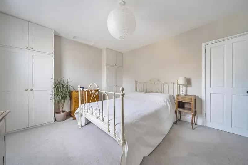 3 Bedroom Terraced House in Poets Corner