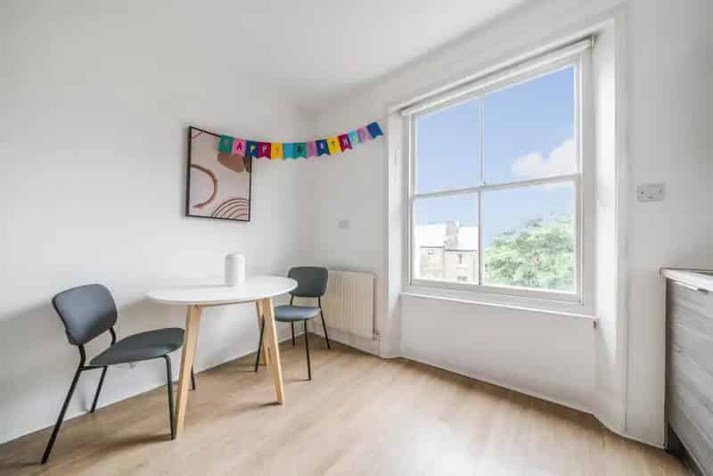 Bright Top Floor One Bedroom Apartment