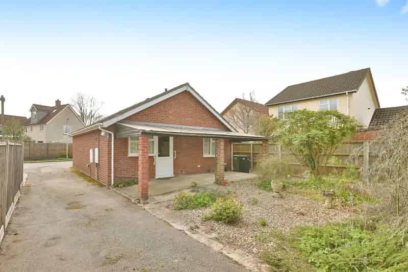 Spacious Detached Bungalow Two Bedrooms Large Garden