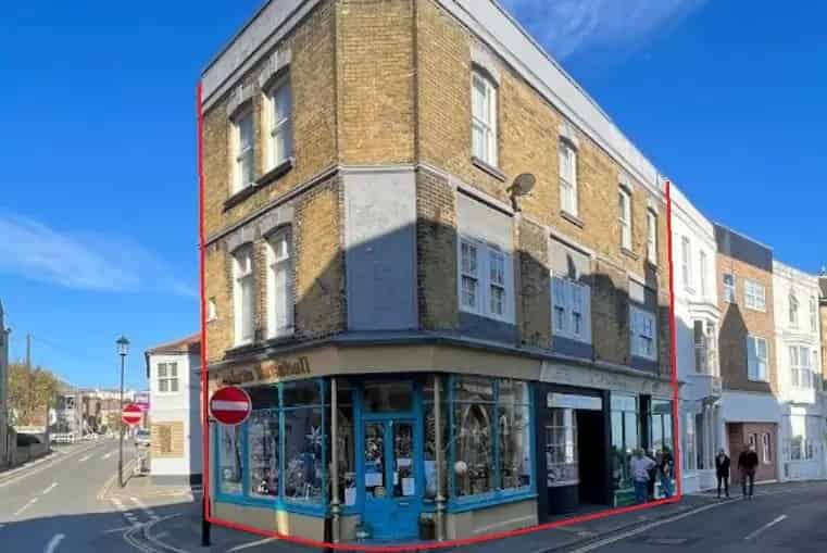 Ventnor Town Centre Investment: Shops & Flats - £38,700 p.a Rental Income