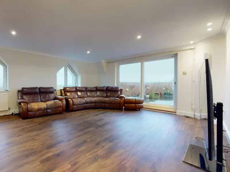 Brighton Penthouse Apartment with Roof Terrace and Secure Parking