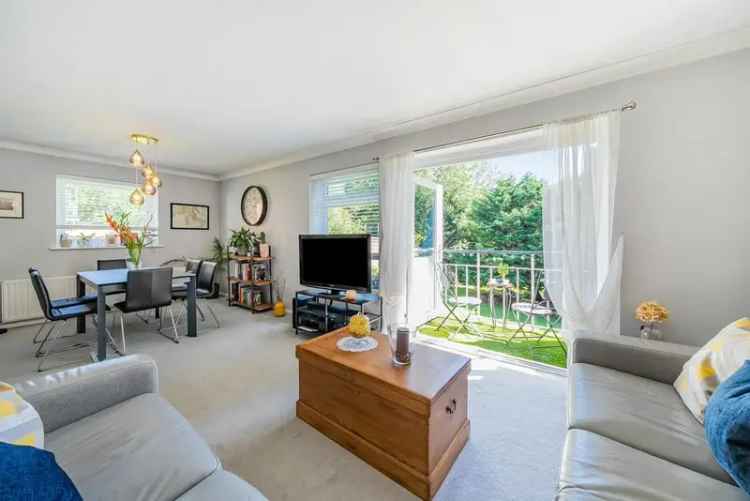 2 Bedroom Flat with Balcony and Communal Gardens