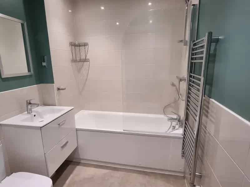 Modern 1 Bedroom Ground Floor Apartment with Parking and Patio