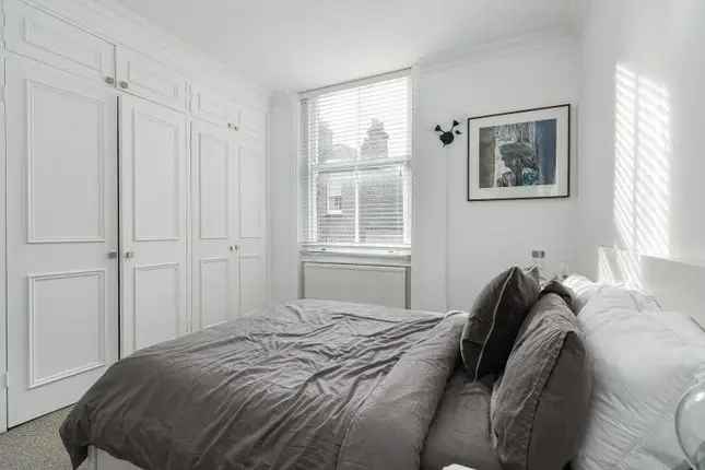 Flat for sale in Abingdon Road, Kensington W8