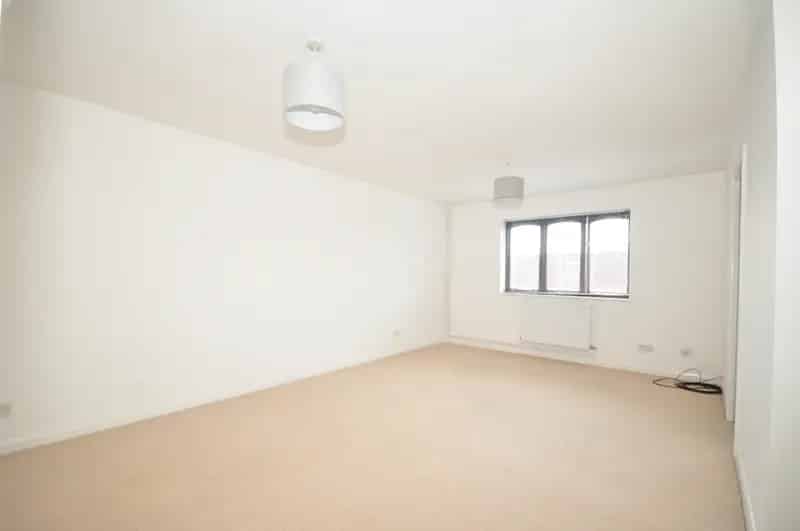 2 Bedroom Apartment Near Pulborough Station