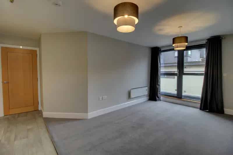 2 Bedroom Flat to Rent - Newly Refurbished Kitchen & Parking