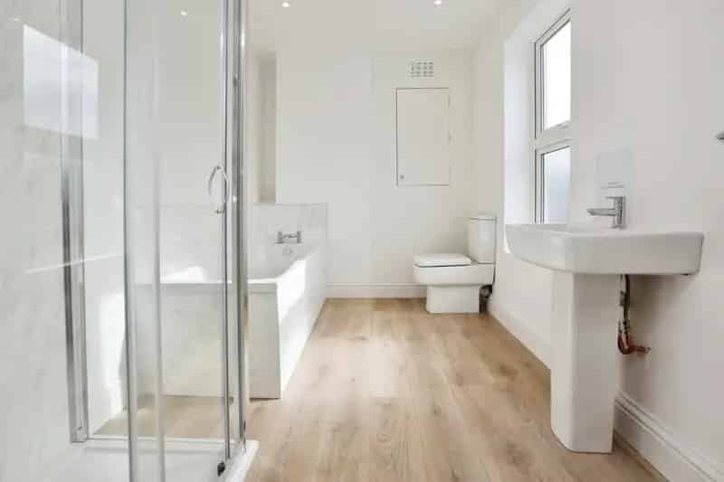 Four Bedroom Detached House with Garage and Newly Fitted Kitchen