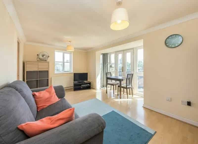 2 Double Bedroom Apartment with Juliette Balconies and Communal Gardens