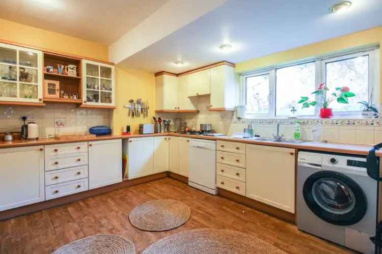 4 Bedroom Semi Detached House Near City Centre