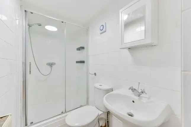 Flat to rent in Kenlor Road, Tooting Broadway, London SW17