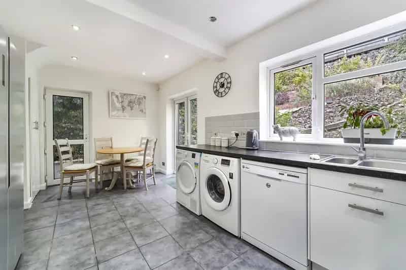 3 Bed Semi-Detached House Breathtaking Views Modern Kitchen Large Garden
