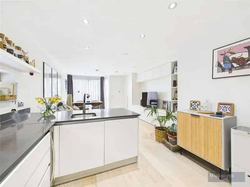2 bed flat for sale