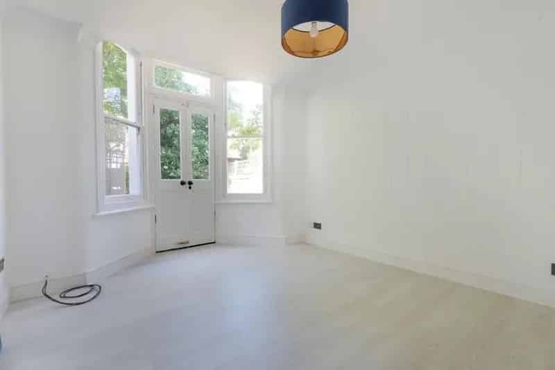 Two Bedroom Period Conversion Flat Near Brockley and Nunhead