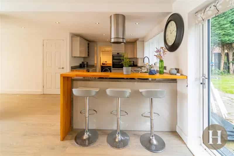 6 Bedroom Semi-Detached House to Rent