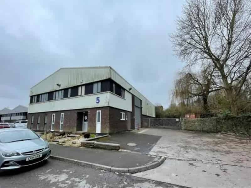 Avonside Industrial Unit To Let - Refurbished Warehouse Space