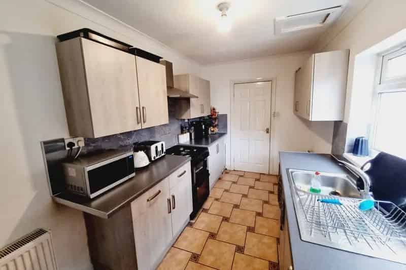 Spacious 4-Bedroom Detached House in Wolverhampton