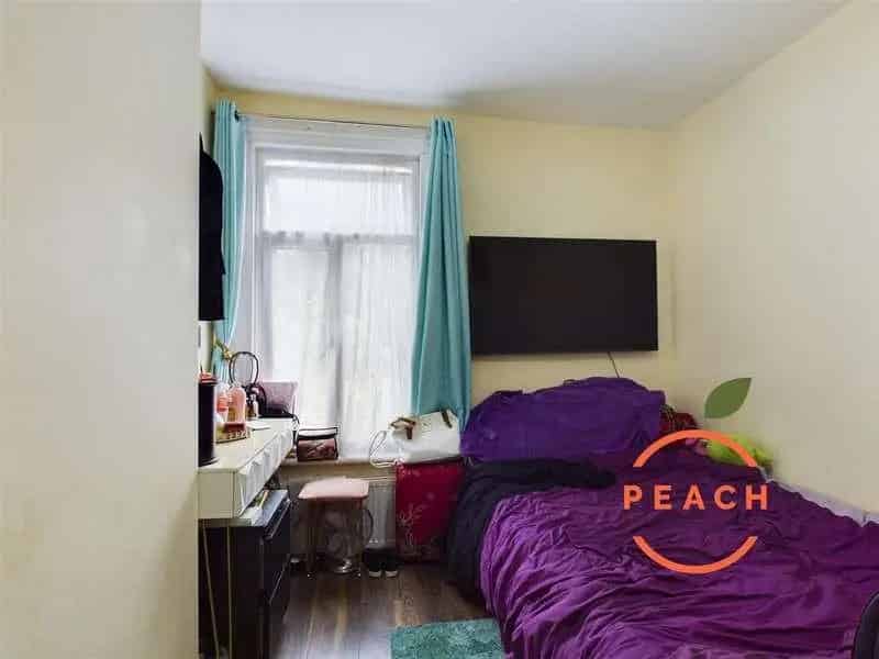 2 Bed Flat for Sale near Maryland Station