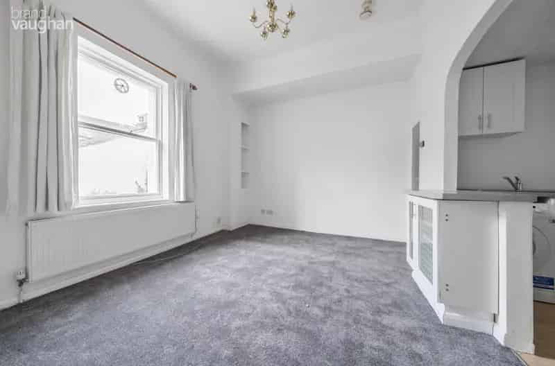 1 Bedroom Flat Near Royal Sussex County Hospital No Deposit Option