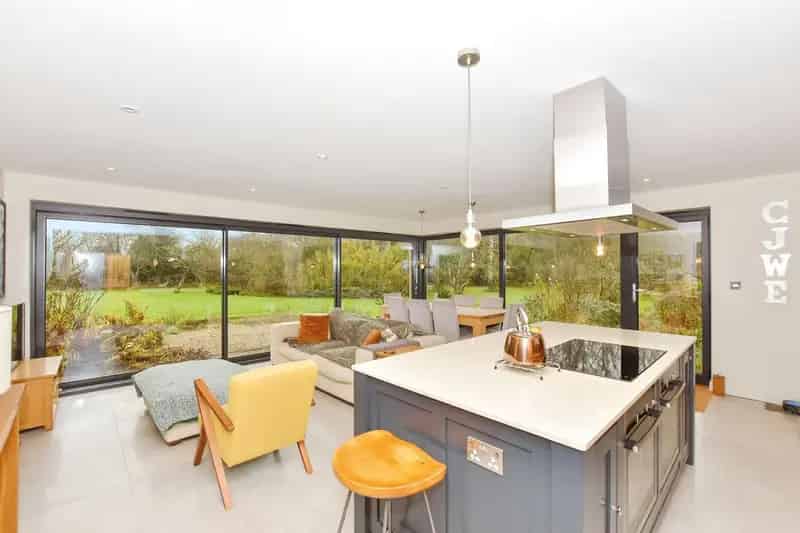 3 Bedroom Detached House with Modern Extension and Large Garden