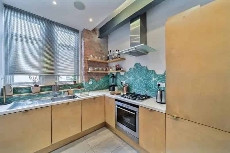 Spacious 2-Bedroom Flat with Balcony - 1911 Building