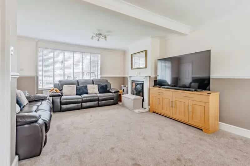 Four Bedroom Mid Terrace Family Home Near Schools and Transport