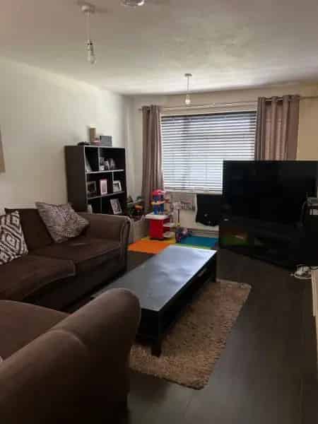 2 Bed House Near Shops Schools Bus Route