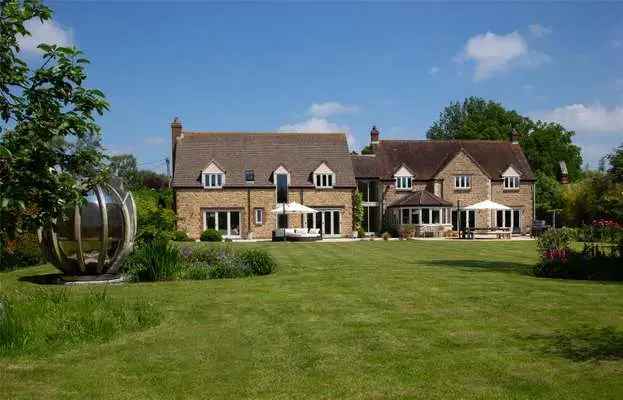 Impressive 5000 sq ft Family Home with Extensive Gardens