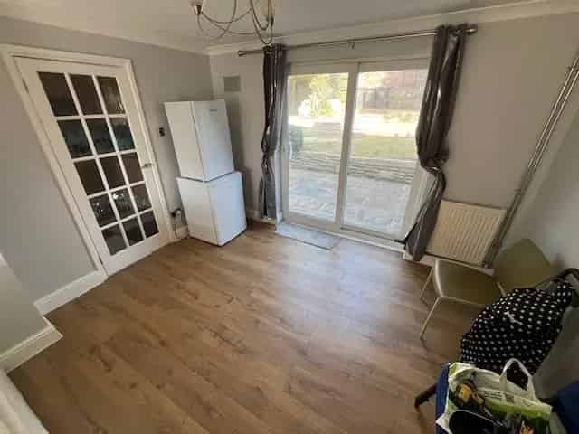 Three Bedroom House Near Shops and Schools - Zero Deposit Guarantee