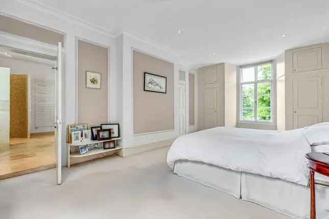 Detached house to rent in Hampton Court Road, East Molesey, Surrey KT8