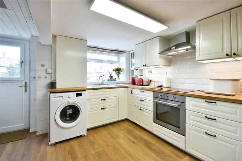 Spacious 4-Floor End Terrace House Near Train Station