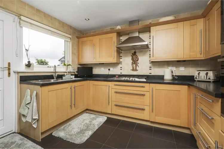 3 Bed House - Detached with 1 Reception Room