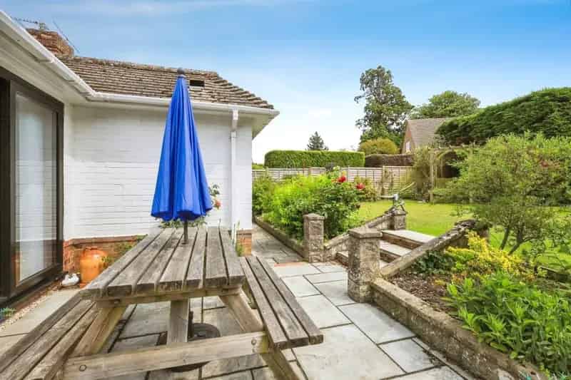 2-Bed Modern House with Large Garden and Off-Road Parking